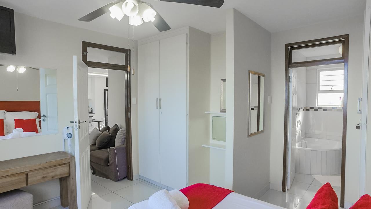 South Coast Beachfront Holiday Apartments Amanzimtoti Buitenkant foto