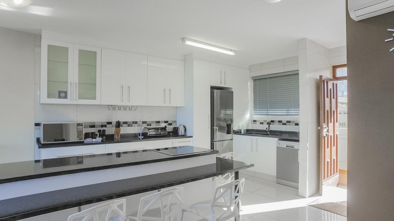 South Coast Beachfront Holiday Apartments Amanzimtoti Buitenkant foto